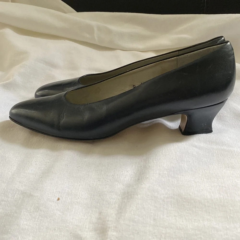 Vintage Liz Claibborne navy blue 2" tulip heels pumps - Picture 4 of 9